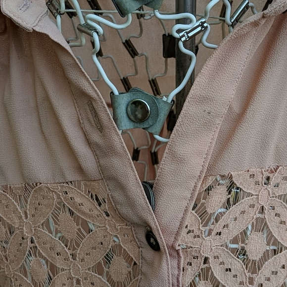 Pearl Dusty Rose lace button-up sleeveless blouse - Picture 4 of 5